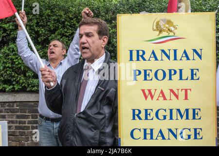 London, Großbritannien. 28. Mai 2022. Die anglo-iranische Gemeinschaft und die Anhänger des iranischen Widerstands (NCRI) protestieren vor der iranischen Botschaft in London gegen die anhaltenden regimefeindlichen Proteste im Iran. Die Proteste der Bevölkerung haben über die rasch steigenden Preise zugenommen, was zu einer Erhöhung der Renten und gegen die katastrophale Finanzpolitik des Iran führt, und die Iraner fordern weiterhin ein Ende der religiösen Diktatur. Trotz der Repression durch die Revolutionsgarden haben in Städten im ganzen Iran Proteste stattgefunden. Peter Marshall /Alamy Live News Stockfoto