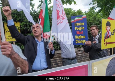 London, Großbritannien. 28. Mai 2022. Die anglo-iranische Gemeinschaft und die Anhänger des iranischen Widerstands (NCRI) protestieren vor der iranischen Botschaft in London gegen die anhaltenden regimefeindlichen Proteste im Iran. Die Proteste der Bevölkerung haben über die rasch steigenden Preise zugenommen, was zu einer Erhöhung der Renten und gegen die katastrophale Finanzpolitik des Iran führt, und die Iraner fordern weiterhin ein Ende der religiösen Diktatur. Trotz der Repression durch die Revolutionsgarden haben in Städten im ganzen Iran Proteste stattgefunden. Peter Marshall /Alamy Live News Stockfoto