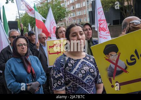 London, Großbritannien. 28. Mai 2022. Die anglo-iranische Gemeinschaft und die Anhänger des iranischen Widerstands (NCRI) protestieren vor der iranischen Botschaft in London gegen die anhaltenden regimefeindlichen Proteste im Iran. Die Proteste der Bevölkerung haben über die rasch steigenden Preise zugenommen, was zu einer Erhöhung der Renten und gegen die katastrophale Finanzpolitik des Iran führt, und die Iraner fordern weiterhin ein Ende der religiösen Diktatur. Trotz der Repression durch die Revolutionsgarden haben in Städten im ganzen Iran Proteste stattgefunden. Peter Marshall /Alamy Live News Stockfoto