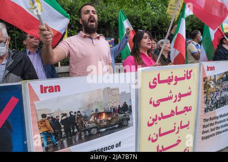 London, Großbritannien. 28. Mai 2022. Die anglo-iranische Gemeinschaft und die Anhänger des iranischen Widerstands (NCRI) protestieren vor der iranischen Botschaft in London gegen die anhaltenden regimefeindlichen Proteste im Iran. Die Proteste der Bevölkerung haben über die rasch steigenden Preise zugenommen, was zu einer Erhöhung der Renten und gegen die katastrophale Finanzpolitik des Iran führt, und die Iraner fordern weiterhin ein Ende der religiösen Diktatur. Trotz der Repression durch die Revolutionsgarden haben in Städten im ganzen Iran Proteste stattgefunden. Peter Marshall /Alamy Live News Stockfoto