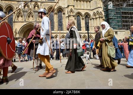 York, Yorkshire, Großbritannien. 28. Mai 2022. Menschen in York beim Jorvik Viking Festival 2022. Kredit: Matthew Chattle/Alamy Live Nachrichten Stockfoto