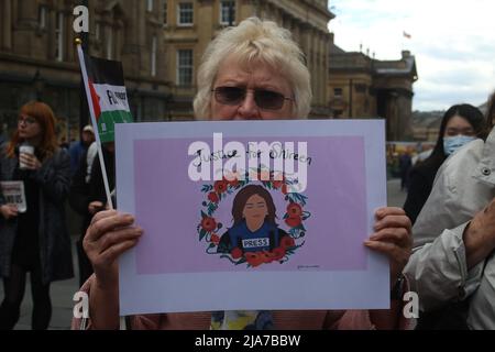 Newcastle upon Tyne, Großbritannien. 28. Mai 2022. Mahnwache für den Journalisten Shireen Abu Aklei, Newcastle upon Tyne, Großbritannien, 28.. Mai 2022, Kredit: DEW/Alamy Live Nachrichten Stockfoto