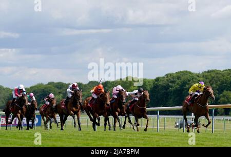 Sea La Rosa (rechts), geritten von Jockey Tom Marquand auf dem Weg zum Sieg der Betfred Pinnacle Stakes auf der Haydock Park Racecourse, Merseyside. Bilddatum: Samstag, 28. Mai 2022. Stockfoto