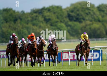 Sea La Rosa (rechts), geritten von Jockey Tom Marquand auf dem Weg zum Sieg der Betfred Pinnacle Stakes auf der Haydock Park Racecourse, Merseyside. Bilddatum: Samstag, 28. Mai 2022. Stockfoto