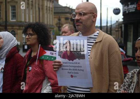 Newcastle upon Tyne, Großbritannien. 28. Mai 2022. Mahnwache für den Journalisten Shireen Abu Aklei, Newcastle upon Tyne, Großbritannien, 28.. Mai 2022, Kredit: DEW/Alamy Live Nachrichten Stockfoto