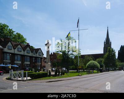 Marlow war Memorial befindet sich am nördlichen Ende des Grüns zwischen High Street und dem Causeway, einem sich verjüngenden Kreuz, das sechs Meter hoch in Buckinghamshire steht Stockfoto