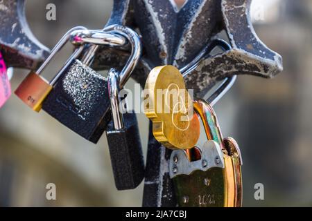Nahaufnahme des herzförmigen Liebesschlosses, das an einem Brückenzaun hängt Stockfoto
