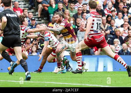 Huddersfield, Großbritannien. 28.. Mai 2022. Chris McQueen #20 auf dem Weg zu einem Versuch für Huddersfield während des Super League-Spiels zwischen Huddersfield Giants und Wigan Warriors am 12. Mai 2022 im John Smiths Stadium, Huddersfield, England. Foto von Simon Hall. Nur zur redaktionellen Verwendung, Lizenz für kommerzielle Nutzung erforderlich. Keine Verwendung bei Wetten, Spielen oder Veröffentlichungen einzelner Clubs/Vereine/Spieler. Kredit: UK Sports Pics Ltd/Alamy Live Nachrichten Stockfoto