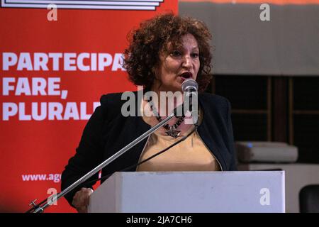 Neapel, Italien. 27.. Mai 2022. Cinzia Aruta, Bürgermeisterin von Arzano, während ihrer Rede auf der Konferenz „Neapel frei von der Camorra“, die am 27. Mai 2022 im Domus Ars Zentrum für Musik und Kultur in Neapel stattfand. Kredit: Unabhängige Fotoagentur/Alamy Live Nachrichten Stockfoto