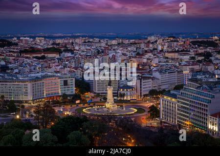 Die Skyline von Lissabon während einer bunten Dämmerung Stockfoto