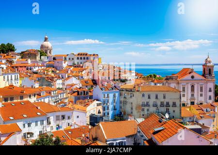 Die wunderschöne Skyline von Lissabon mit roten, farbenfrohen Häusern im Viertel Alfama Stockfoto