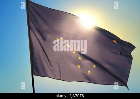 Die Flagge des Bundesstaates Alaska winkt dem Wind Stockfoto