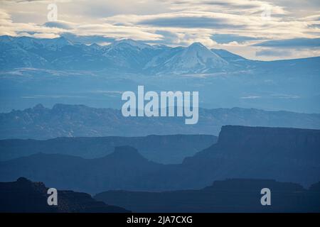 Nebliger Blick auf die La Sal Mountains vom Canyonlands National Park in Utah Stockfoto