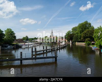 Bei schönem sonnigen Maiwetter können Sie von Marlow Lock Buckinghamshire England aus die Themse bis zur Stadt Marlow genießen Stockfoto