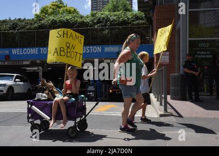Houston, Usa. 28.. Mai 2022. Demonstranten versammeln sich am Freitag, den 27. Mai 2022, auf der Jahrestagung der NRA im George R. Brown Convention Center in Houston, Texas. Die National Rifle Association hält ihre jährliche Sitzung ab, trotz der Massenschießerei am Dienstag, bei der 19 Kinder und zwei Erwachsene an einer Grundschule in Uvalde, Texas, starben. Foto von Jon Farina/UPI Credit: UPI/Alamy Live News Stockfoto