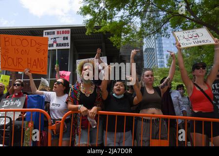 Houston, Usa. 28.. Mai 2022. Demonstranten versammeln sich am Freitag, den 27. Mai 2022, auf der Jahrestagung der NRA im George R. Brown Convention Center in Houston, Texas. Die National Rifle Association hält ihre jährliche Sitzung ab, trotz der Massenschießerei am Dienstag, bei der 19 Kinder und zwei Erwachsene an einer Grundschule in Uvalde, Texas, starben. Foto von Jon Farina/UPI Credit: UPI/Alamy Live News Stockfoto