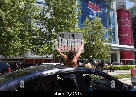 Houston, Usa. 28.. Mai 2022. Demonstranten versammeln sich am Freitag, den 27. Mai 2022, auf der Jahrestagung der NRA im George R. Brown Convention Center in Houston, Texas. Die National Rifle Association hält ihre jährliche Sitzung ab, trotz der Massenschießerei am Dienstag, bei der 19 Kinder und zwei Erwachsene an einer Grundschule in Uvalde, Texas, starben. Foto von Jon Farina/UPI Credit: UPI/Alamy Live News Stockfoto