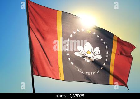 Die Flagge des Mississippi-Bundesstaates der Vereinigten Staaten winkt dem Wind Stockfoto