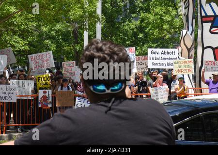 Houston, Usa. 28.. Mai 2022. Demonstranten versammeln sich am Freitag, den 27. Mai 2022, auf der Jahrestagung der NRA im George R. Brown Convention Center in Houston, Texas. Die National Rifle Association hält ihre jährliche Sitzung ab, trotz der Massenschießerei am Dienstag, bei der 19 Kinder und zwei Erwachsene an einer Grundschule in Uvalde, Texas, starben. Foto von Jon Farina/UPI Credit: UPI/Alamy Live News Stockfoto