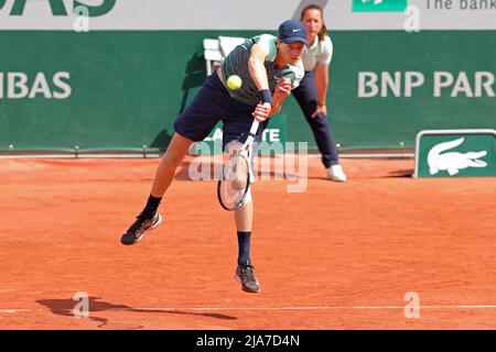 28.. Mai 2022; Roland Garros, Paris, Frankreich: French Open Tennisturnier: Jannik SINNER (ITA) bedient Mackenzie McDonald (USA) Stockfoto