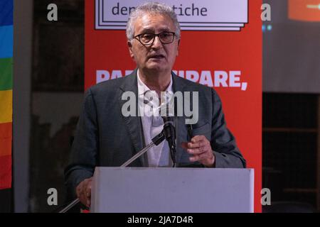 Neapel, Italien. 27.. Mai 2022. Franco Roberti, Mitglied der PD, während seiner Rede auf der Konferenz „Neapel frei von der Camorra“, die am 27. Mai 2022 im Domus Ars Zentrum für Musik und Kultur in Neapel stattfand. Kredit: Unabhängige Fotoagentur/Alamy Live Nachrichten Stockfoto