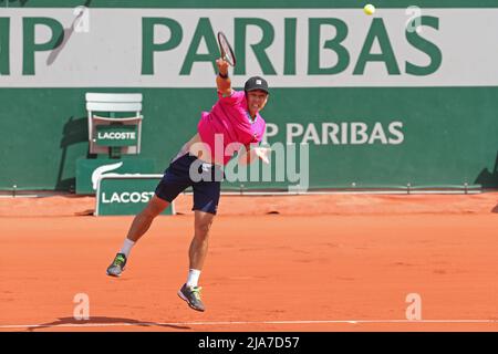 28.. Mai 2022; Roland Garros, Paris, Frankreich: French Open Tennisturnier: Mackenzie McDonald (USA) bedient Jannik Sinnerin (ITA) Stockfoto