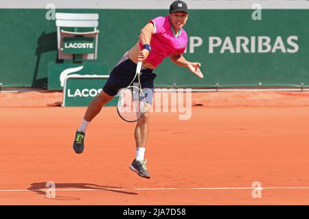 28.. Mai 2022; Roland Garros, Paris, Frankreich: French Open Tennisturnier: Mackenzie McDonald (USA) bedient Jannik Sinnerin (ITA) Stockfoto