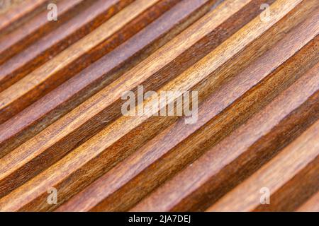 tung Öl auf Hartholz Gartenstuhl Stockfoto