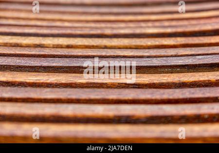 tung Öl auf Hartholz Gartenstuhl Stockfoto