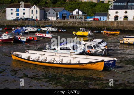 Kleine Fischerboote haben bei Ebbe zwei Auftritte im Hafen Porthleven Stockfoto