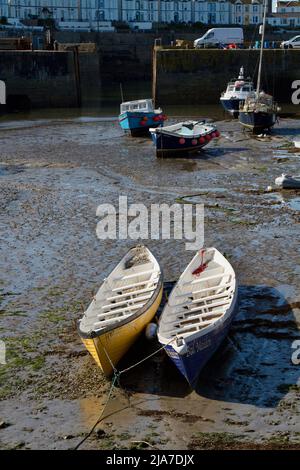 Zwei Gigs im Hafen von Porthleven bei Ebbe Stockfoto