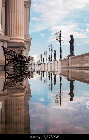 Schöne Reflexionen neben dem Archäologischen Museum der Republik Mazedonien bei Sonnenuntergang in Skopje, Nord-Mazedonien. Stockfoto