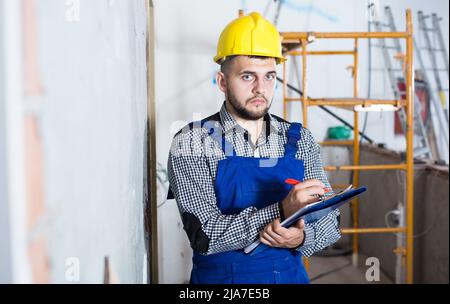 Professional worker is signing documents about the report Stockfoto