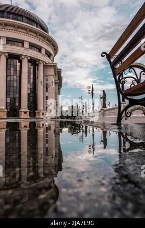 Schöne Reflexionen neben dem Archäologischen Museum der Republik Mazedonien bei Sonnenuntergang in Skopje, Nord-Mazedonien. Stockfoto