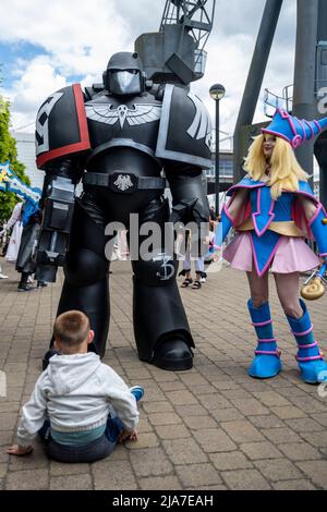 London, Großbritannien. 28 Mai 2022. Ein kostümierter Besucher als riesiger Warhammer-Charakter nimmt am zweiten Tag der MCM Comic Con im Excel Center in East London Teil. Die dreitägige Veranstaltung bringt über 60.000 Fans, oft in Kostümen, die als Cosplay bekannt sind, zusammen, um die Populärkultur zu feiern, einschließlich Videospielen, Anime und Filmen. Kredit: Stephen Chung / Alamy Live Nachrichten Stockfoto