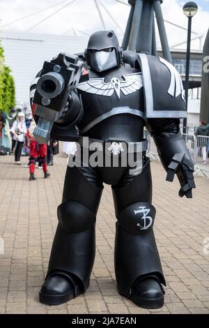 London, Großbritannien. 28 Mai 2022. Ein kostümierter Besucher als Warhammer-Figur besucht den zweiten Tag der MCM Comic Con im Excel Center in East London. Die dreitägige Veranstaltung bringt über 60.000 Fans, oft in Kostümen, die als Cosplay bekannt sind, zusammen, um die Populärkultur zu feiern, einschließlich Videospielen, Anime und Filmen. Kredit: Stephen Chung / Alamy Live Nachrichten Stockfoto