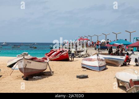 Fischerboote am Strand. Touristenattraktion in Santa Maria, Sal Island, Kapverdischen Inseln, Afrika, wenn die Fischer jeden Morgen ihren Fang mitbringen. Stockfoto