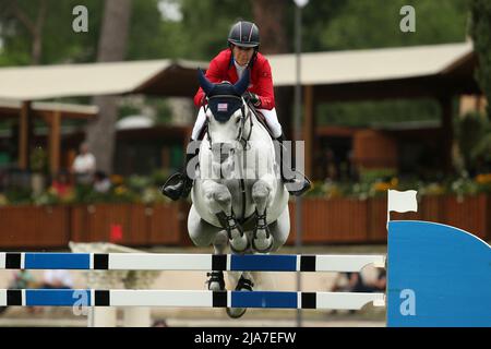 Rom, Italien. 27.. Mai 2022. Laura Kraut (USA) auf Confu während des Rolex Grand Prix Rom beim CSIO 5* Nations Cup 89. auf der Piazza di Siena am 27. Mai 2022 in Rom, Italien. (Foto von Giuseppe Fama/Pacific Press/Sipa USA) Quelle: SIPA USA/Alamy Live News Stockfoto