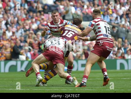 Tottenham Hotspors Stadium, London, Großbritannien. 28.. Mai 2022. Tottenham Hotspors Stadium, London, Großbritannien. 28.. Mai 2022. Joe Greenwood von Huddersfield Giants wurde während des Challenge Cup Finales 2022 von Jack Hughes von Warrington Wolves angegangen: Huddersfield Giants V Wigan Warriors Ort: Tottenham Hotspur Stadium, England Datum: Samstag, 28. Mai Kick-off: 15:00 BST Credit: Craig Cresswell/Alamy Live News Stockfoto