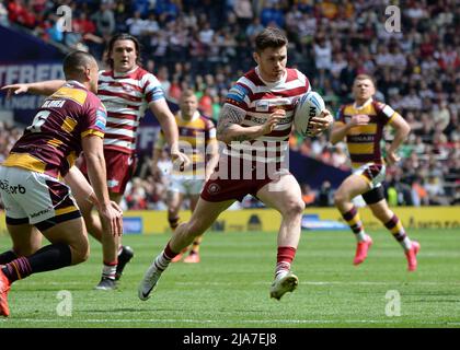 Tottenham Hotspors Stadium, London, Großbritannien. 28.. Mai 2022. Tottenham Hotspors Stadium, London, Großbritannien. 28.. Mai 2022. John Bateman von Wigan Warriors läuft bei der Huddersfield Defence während des Challenge Cup 2022 Finales: Huddersfield Giants V Wigan Warriors Ort: Tottenham Hotspur Stadium, England Datum: Samstag, 28. Mai Kick-off: 15:00 BST Credit: Craig Cresswell/Alamy Live News Stockfoto