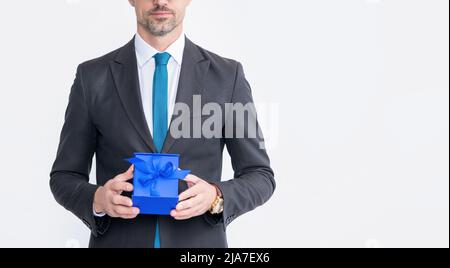 Reifer Mann in Brillen und Anzug halten Geschenk-Box isoliert auf weißem Hintergrund Stockfoto