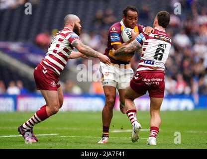 Huddersfield Giants' Leroy Cudjoe (Mitte) wurde von Jake Bibby und Cade Cust während des Finales des Betfred Challenge Cup im Tottenham Hotspur Stadium angegangen Bilddatum: Samstag, 28. Mai 2022. Stockfoto