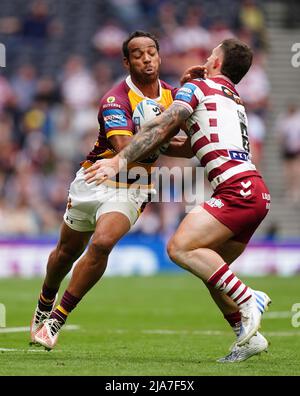 Huddersfield Giants' Leroy Cudjoe (Mitte) wurde von Wigan Warriors' Cade Cust während des Betfred Challenge Cup Finales im Tottenham Hotspur Stadium angegangen Bilddatum: Samstag, 28. Mai 2022. Stockfoto