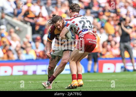 Jai Field #23 von Wigan Warriors wird am 5/28/2022 von Chris McQueen #12 von Huddersfield Giants in London, Großbritannien, in Angriff genommen. (Foto von Mark Cosgrove/News Images/Sipa USA) Stockfoto