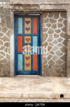 Nahaufnahme einer bunt bemalten Tür mit bemalten Herzen in Santa Maria, Sal, Kapverdische Inseln, Kapverdische Inseln, Afrika Stockfoto