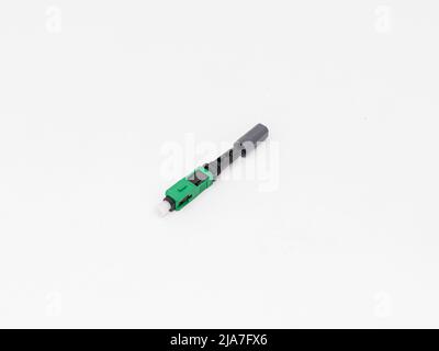 SC-UPC-Adapter für Singlemode-LWL-Patchkabel mit Flansch auf isoliertem weißem Hintergrund Stockfoto
