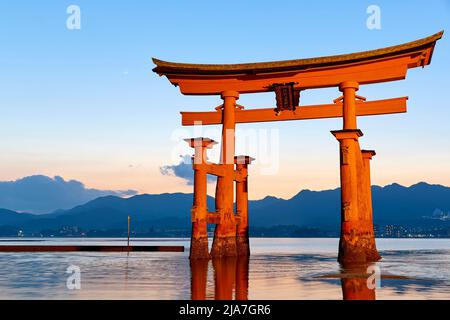 Japan. Miyajima. Hiroshima. Itsukushima-Schrein und schwimmendes Torii-Tor bei Sonnenuntergang Stockfoto