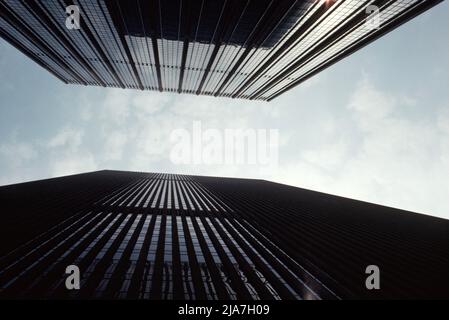 Im Sommer 1977 zwischen zwei Wolkenkratzern in New York City. Stockfoto