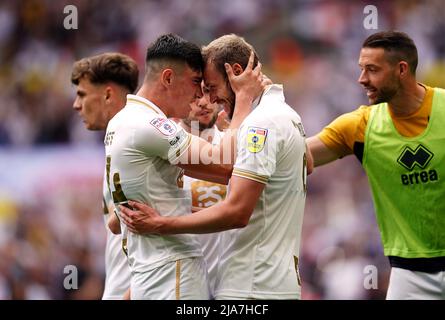 James Wilson von Port Velle feiert das zweite Tor des Spiels mit seinem Teamkollegen Kian Harratt (links) während des zweiten Play-off-Finales der Sky Bet League im Wembley Stadium, London. Bilddatum: Samstag, 28. Mai 2022. Stockfoto