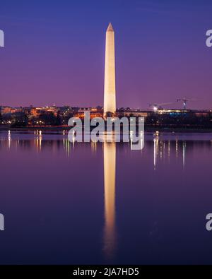 Nachtansicht des Washington Monument vom Tidal Basin in Washington, DC Stockfoto